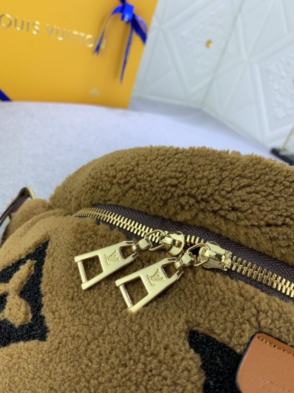 LOUIS VUITTON BUMBAG MONOGRAM TEDDY FLEECE BROWN - Image 4