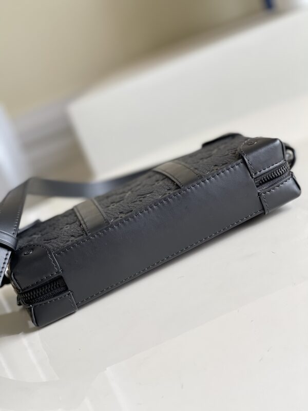 LOUIS VUITTON GUSSETED CARD HOLDER BLACK M80878 - Image 2