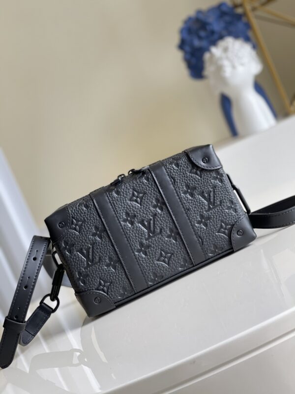 LOUIS VUITTON GUSSETED CARD HOLDER BLACK M80878 - Image 9