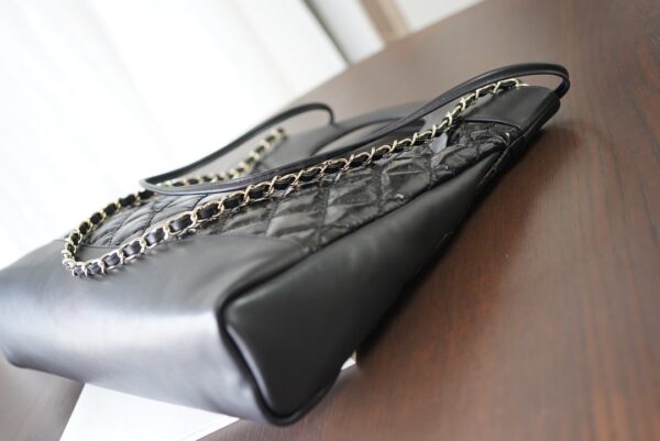 CHANEL VINTAGE QUILTED CHAIN HANDLE BAG BLACK 39CM - Image 6