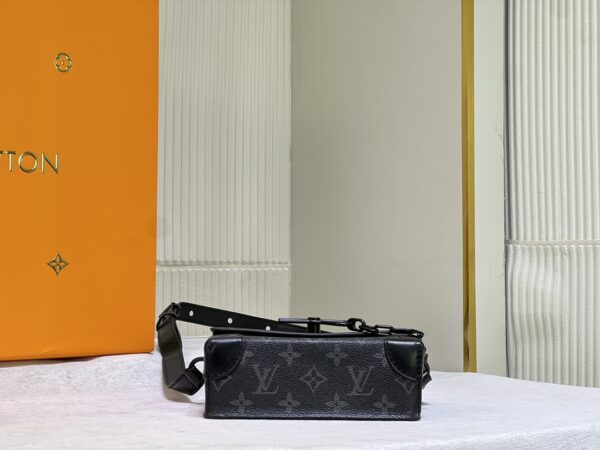 LOUIS VUITTON STEAMER WEARABLE WALLET MONOGRAM 18CM M81783 - Image 4