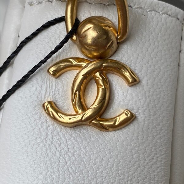 CHANEL SHOULDER BAG WHITE AS2734 - Image 8