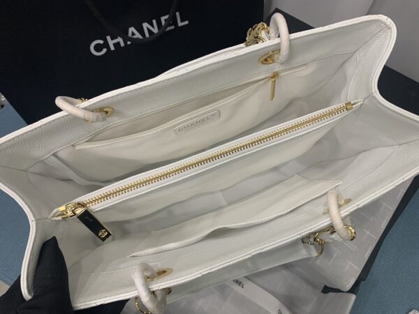 CHANEL BOLSA GRAND TOTE GOLD HARDWARE WHITE 33CM - Image 6