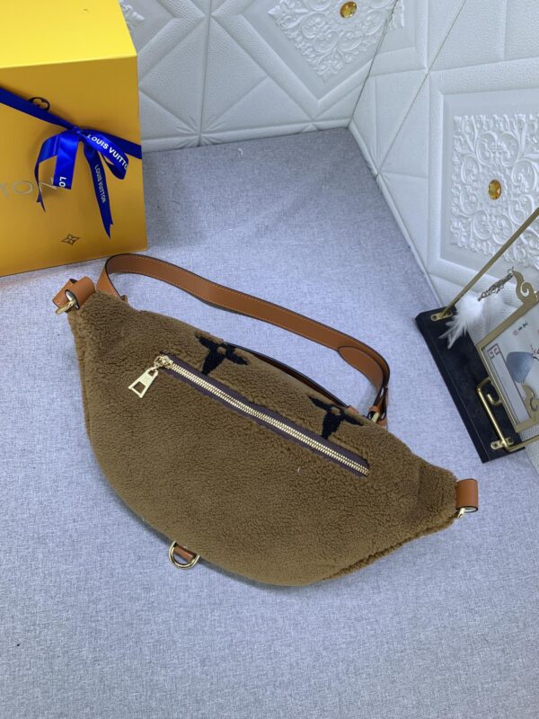 LOUIS VUITTON BUMBAG MONOGRAM TEDDY FLEECE BROWN - Image 2