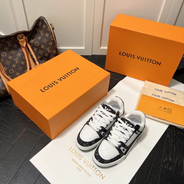 LOUIS VUITTON TRAINER SNEAKERS BLACK AND WHITE 1A9JGB - Image 7