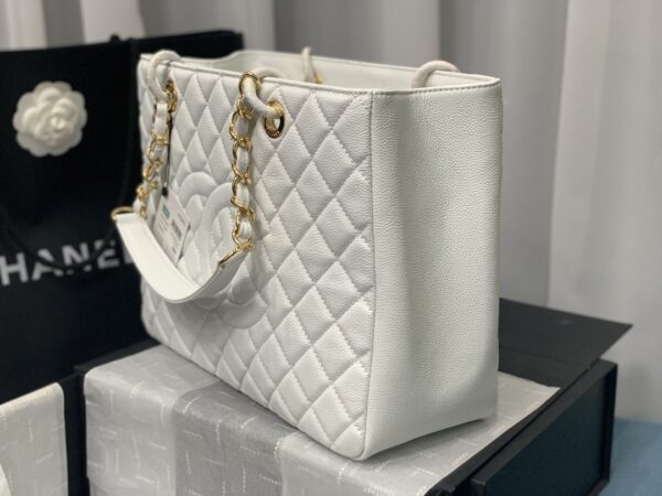 CHANEL BOLSA GRAND TOTE GOLD HARDWARE WHITE 33CM - Image 4