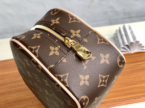 LOUIS VUITTON TOILETRY BAG 25 M47527 - Image 4