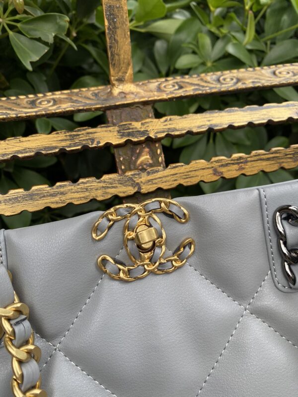 CHANEL 19 SHOPPING BAG GOLD-SILVER TONE RUTHENIUM FINISH METAL GRAY AS3519 B04852 94305 - Image 4