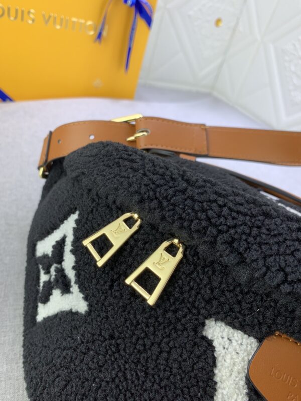 LOUIS VUITTON BUMBAG MONOGRAM TEDDY FLEECE BLACK - Image 3