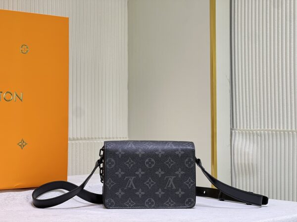 LOUIS VUITTON STEAMER WEARABLE WALLET MONOGRAM 18CM M81783 - Image 2