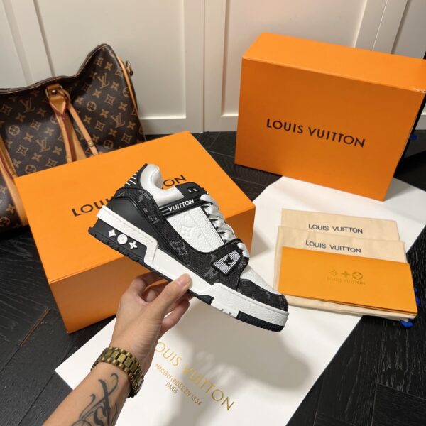 LOUIS VUITTON TRAINER SNEAKERS BLACK AND WHITE 1A9JGB - Image 2