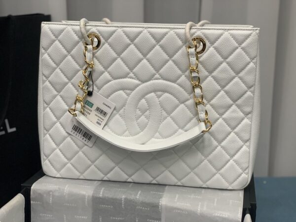 CHANEL BOLSA GRAND TOTE GOLD HARDWARE WHITE 33CM - Image 2