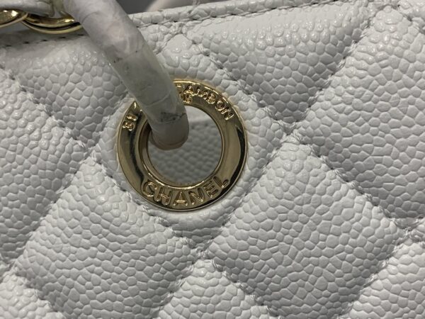 CHANEL BOLSA GRAND TOTE GOLD HARDWARE WHITE 33CM - Image 3