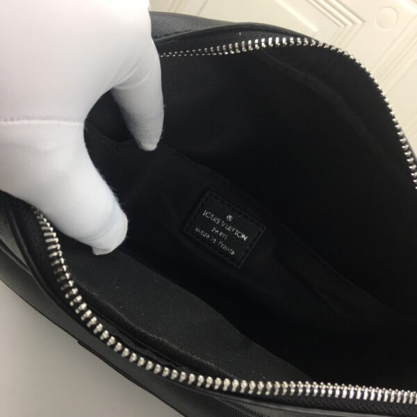 LOUIS VUITTON OUTDOOR MESSENGER BLACK 29CM M30233 - Image 2