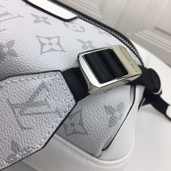 LOUIS VUITTON OUTDOOR MESSENGER SLIVER 29CM M30243 - Image 5