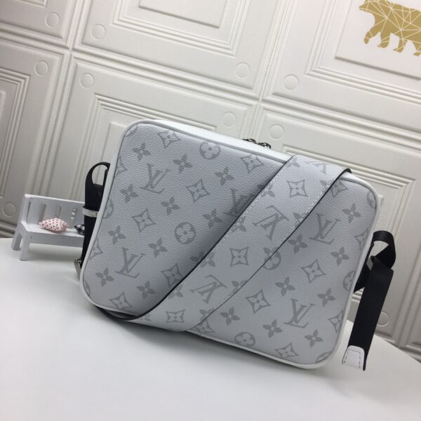 LOUIS VUITTON OUTDOOR MESSENGER SLIVER 29CM M30243 - Image 9