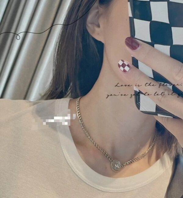 CHANEL LOGO CC NECKLACE IN GOLD METAL AND SILVER RESIN - Image 2