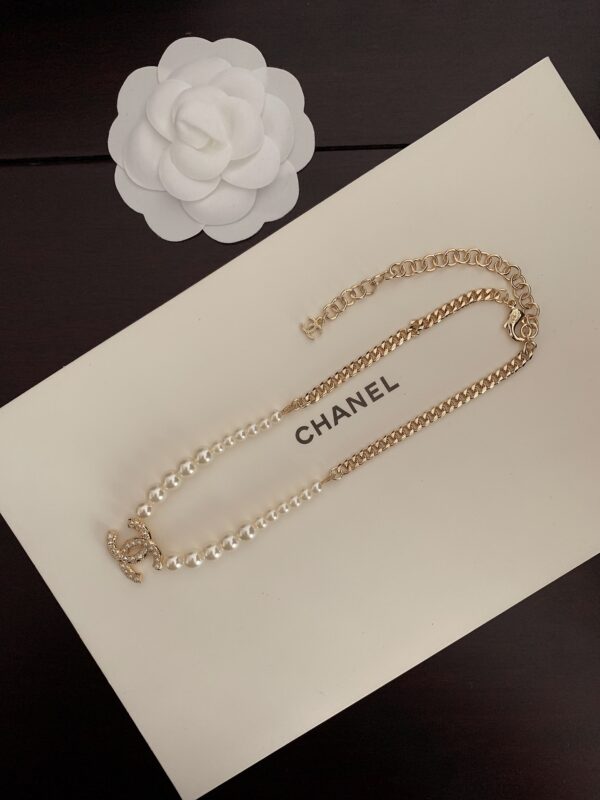 CHANEL WOMEN'S PEARL NECKLACE AND GOLD METAL - Image 4
