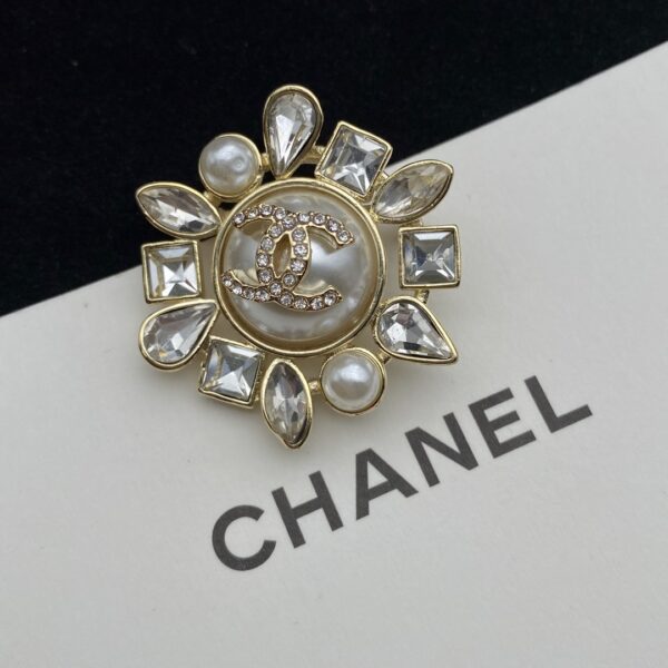 CHANEL CC CRYSTAL PEARL BROOCH - Image 4