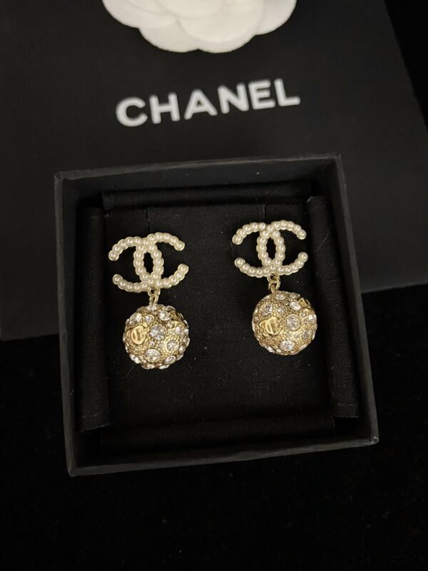 CHANEL NEW CC GOLD BALL CRYSTAL PEARL DROP EARRINGS - Image 4