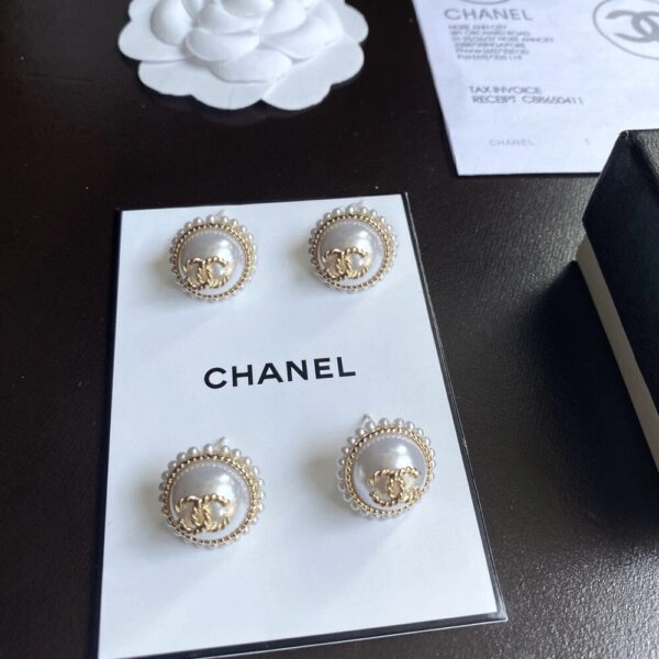 CHANEL BUTTON PEARL EARRINGS - Image 4