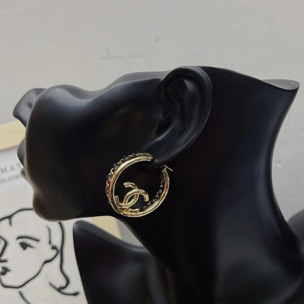 CHANEL GOLD TONED METAL WITH CC LOGO - Image 2
