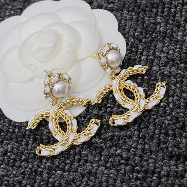 CHANEL WHITE LEATHER AND GOLD METAL EARRINGS - Image 6