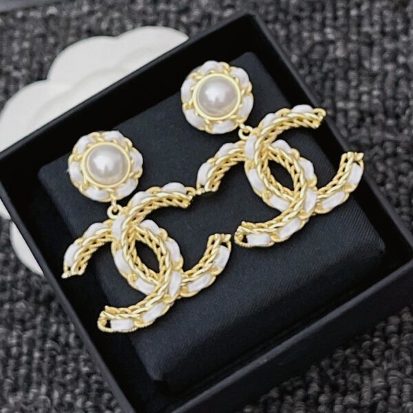 CHANEL WHITE LEATHER AND GOLD METAL EARRINGS - Image 5