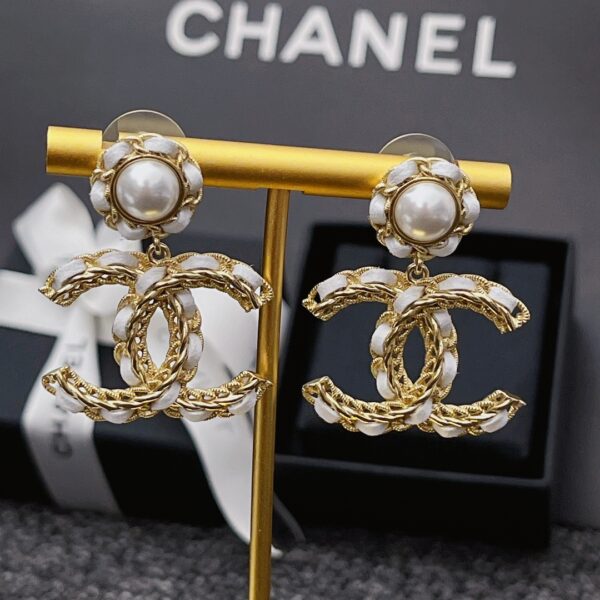 CHANEL WHITE LEATHER AND GOLD METAL EARRINGS - Image 4