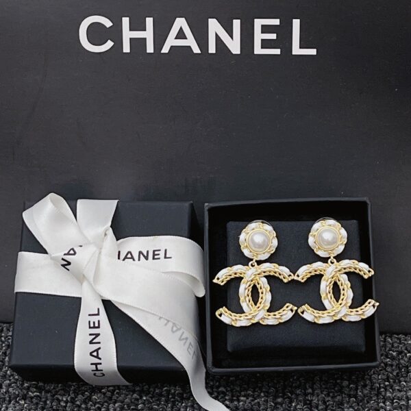 CHANEL WHITE LEATHER AND GOLD METAL EARRINGS - Image 3