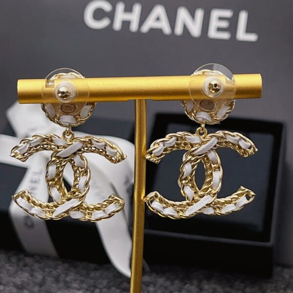 CHANEL WHITE LEATHER AND GOLD METAL EARRINGS - Image 2
