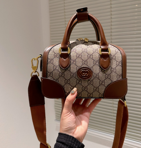 GUCCI SMALL DUFFLE BAG WITH INTERLOCKING G IN BROWN 23CM 696014 92THG 8563 - Image 2
