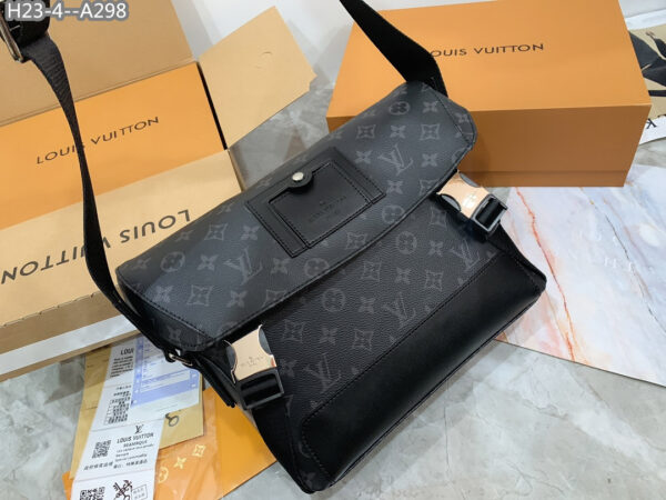 LOUIS VUITTON MESSENGER PM VOYAGER BLACK 32CM M40511 - Image 2