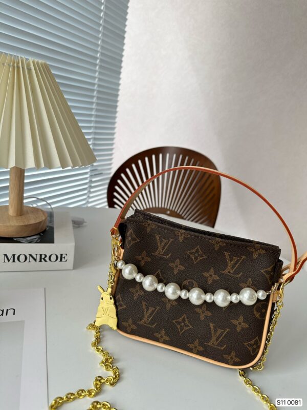 LOUIS VUITTON POCHETTE ACCESSOIRES MONOGRAM BROWN 18CM - Image 3