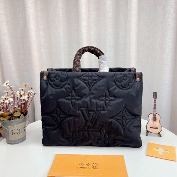 LOUIS VUITTON ONTHEGO PILLOW HANDBAG BLACK 32CM M21053 - Image 2