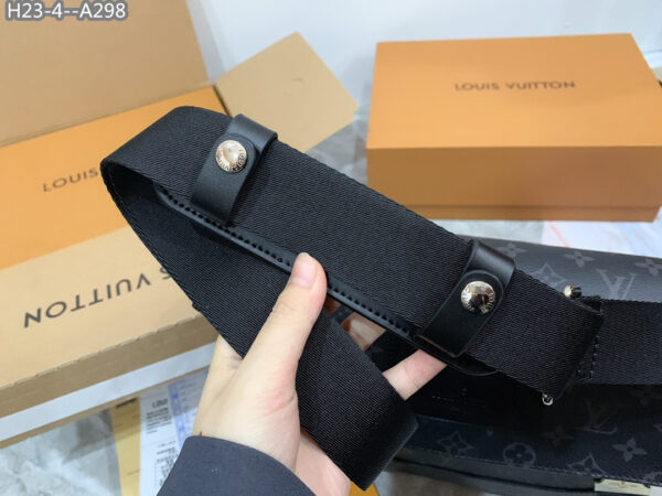 LOUIS VUITTON MESSENGER PM VOYAGER BLACK 32CM M40511 - Image 8