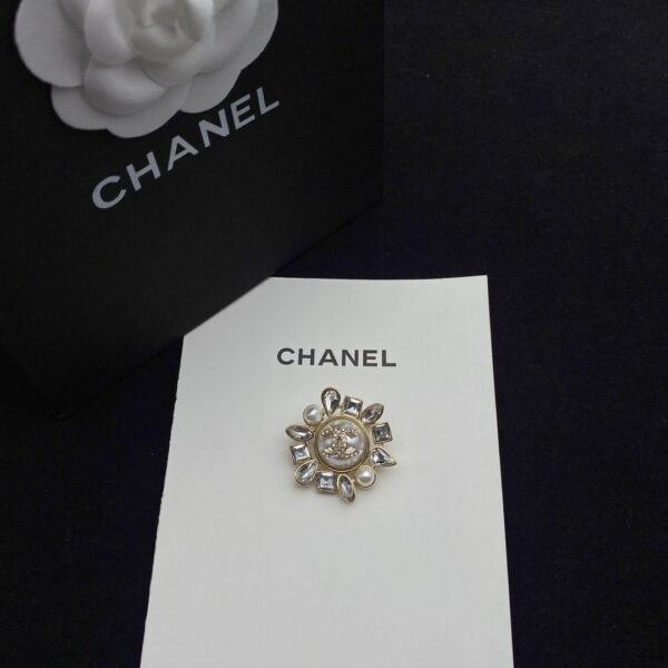 CHANEL CC CRYSTAL PEARL BROOCH - Image 3