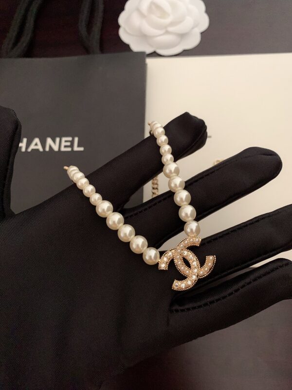 CHANEL WOMEN'S PEARL NECKLACE AND GOLD METAL - Image 2