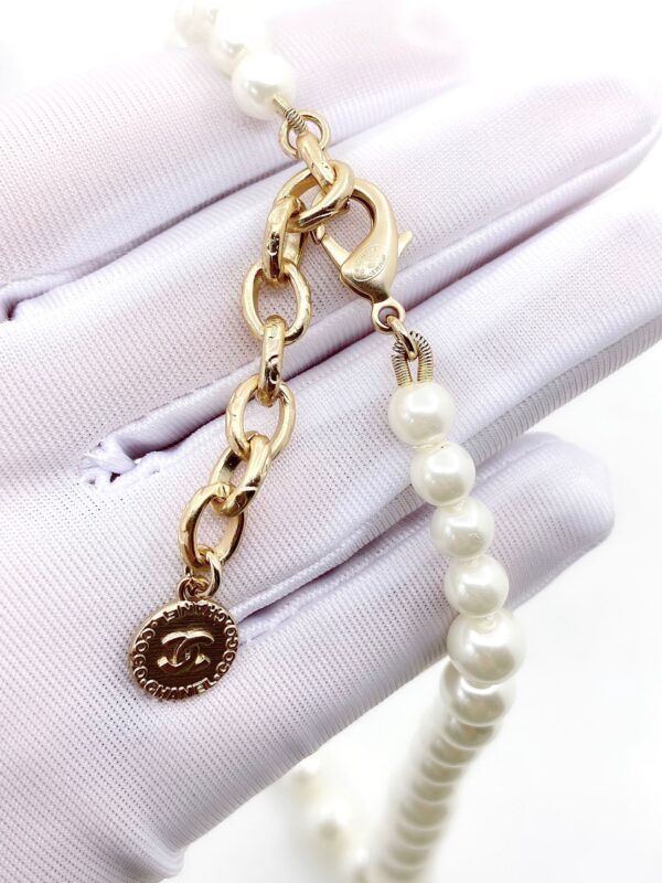 CHANEL METALLIC SILVER TONE COCO FAUX PEARL CC NECKLACE - Image 4