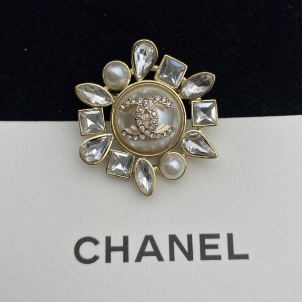 CHANEL CC CRYSTAL PEARL BROOCH - Image 2
