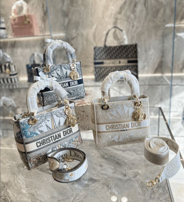 DIOR PERSONALIZED MEDIUM LADY D-LITE BAG BLUE RÊVE D'INFINI EMBROIDERY 24CM M0565ORVX M933 - Image 3