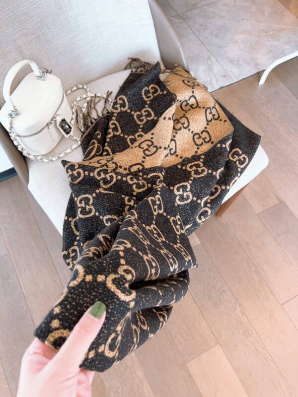 GUCCI GG JACQUARD WOOL SCARF BLACK AND BEIGE - Image 4
