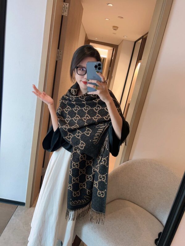 GUCCI GG JACQUARD WOOL SCARF BLACK AND BEIGE - Image 2