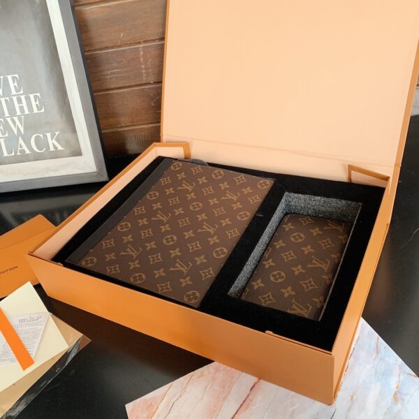 LOUIS VUITTON VOYAGE MM POCHETTE MONOGRAM BROWN 26CM - Image 3