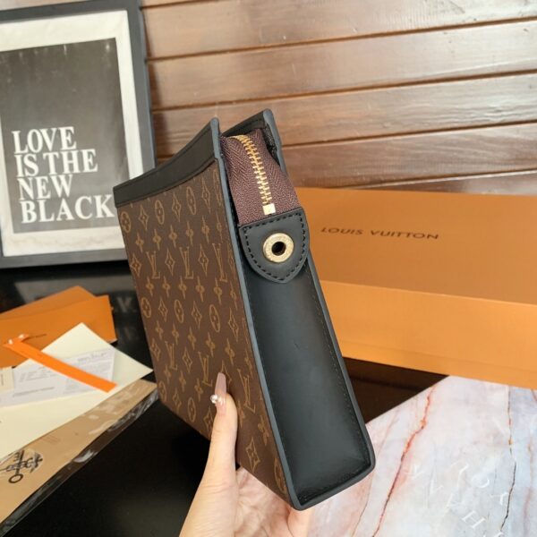 LOUIS VUITTON VOYAGE MM POCHETTE MONOGRAM BROWN 26CM - Image 6