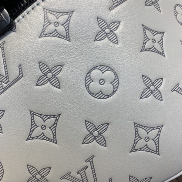 LOUIS VUITTON DISCOVERY BUMBAG GREY 26CM - Image 8