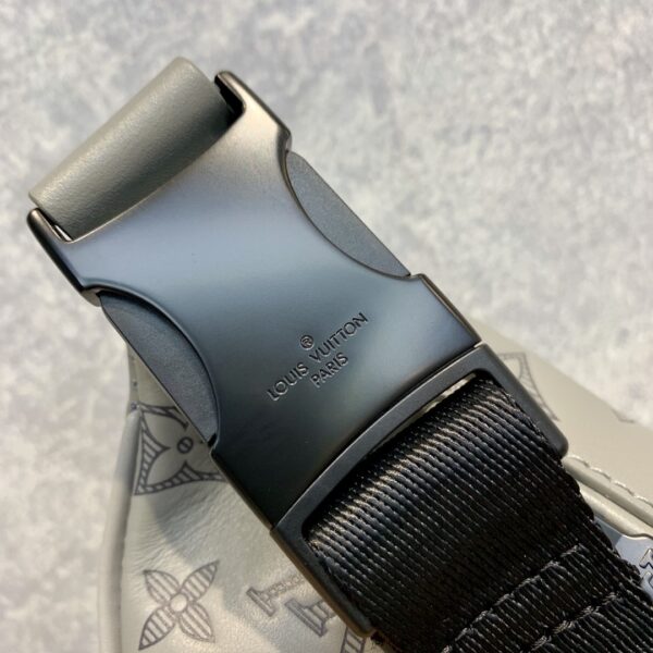 LOUIS VUITTON DISCOVERY BUMBAG GREY 26CM - Image 9