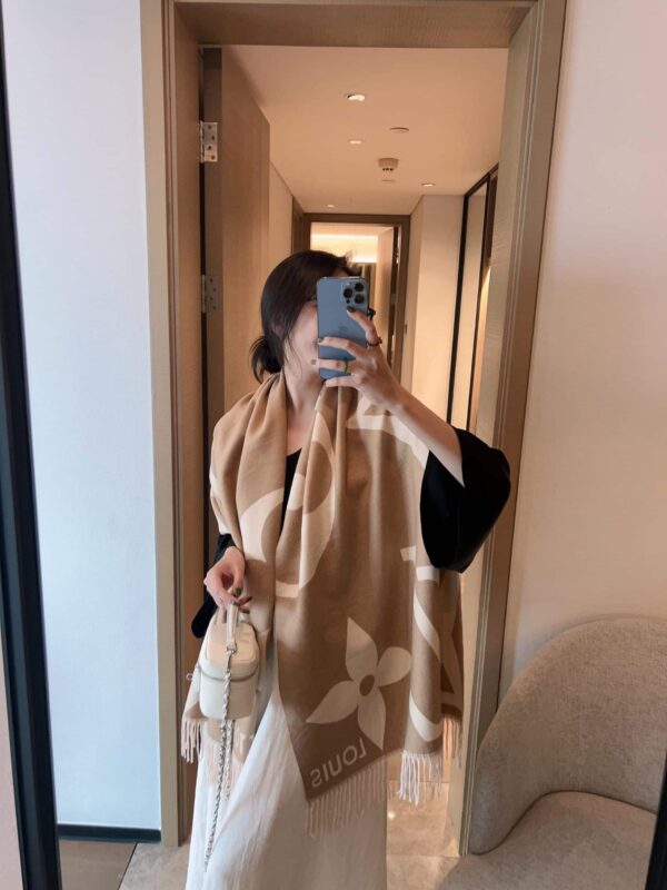 LOUIS VUITTON ULTIMATE SHINE SCARF BEIGE 180CM M77855 - Image 4