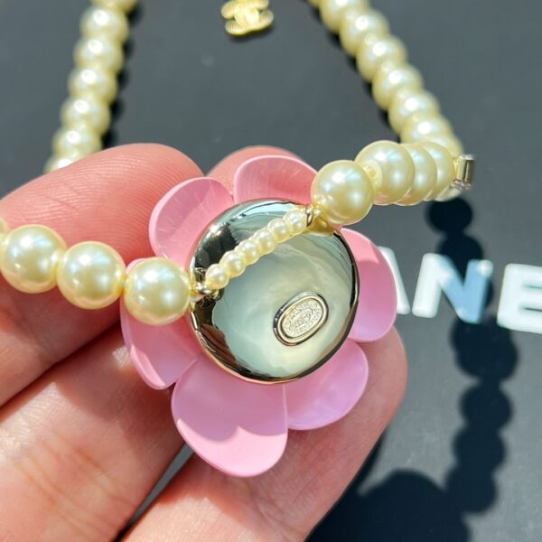 CHANEL PEARL AND CAMÉLIA NECKLACE - Image 4