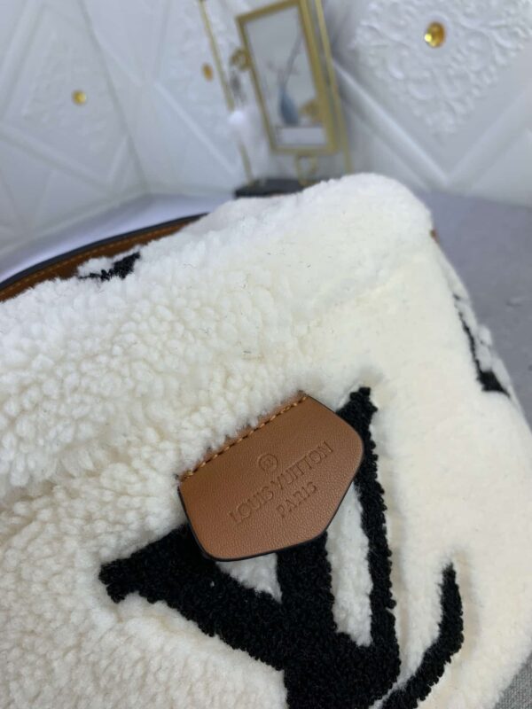 LOUIS VUITTON BUMBAG MONOGRAM TEDDY FLEECE WHITE 37CM - Image 6